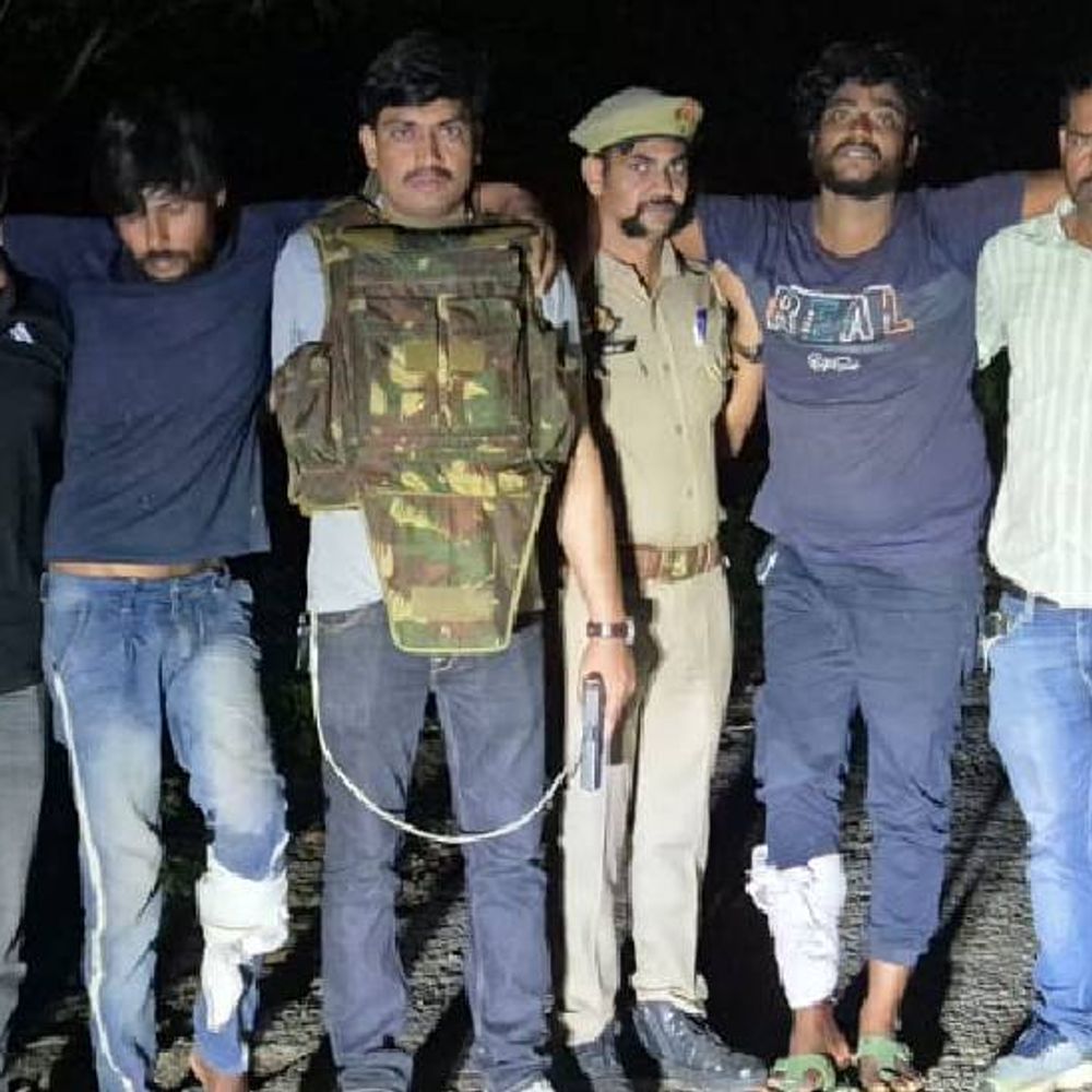 झांसी में गैंगरेप के बाद नाबालिग छात्रा की हत्या:घर के अंदर खींचकर वारदात की, शव कुएं में फेंका, पुलिस ने पैर में गोली मार 2 आरोपी पकड़े