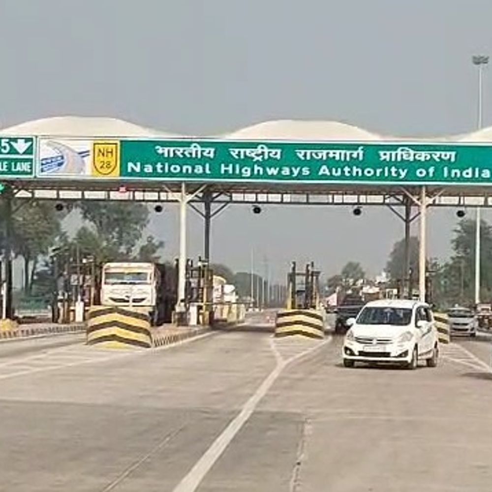 आजमगढ़ टोल प्लाजा पर दो पक्षों के बीच जमकर मारपीट:दर्ज हुआ मुकदमा, मोबाइल से डिलीट करवा दिया वीडियो