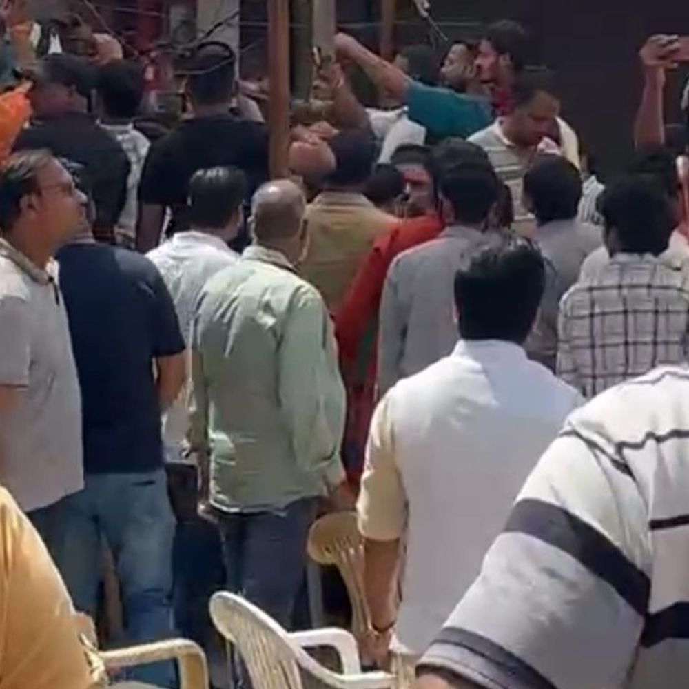 सेंट्रल मार्केट में धरने पर बैठे व्यापारी:भारी पुलिसबल तैनात, दुकानदारों ने दी पलायन की चेतावनी