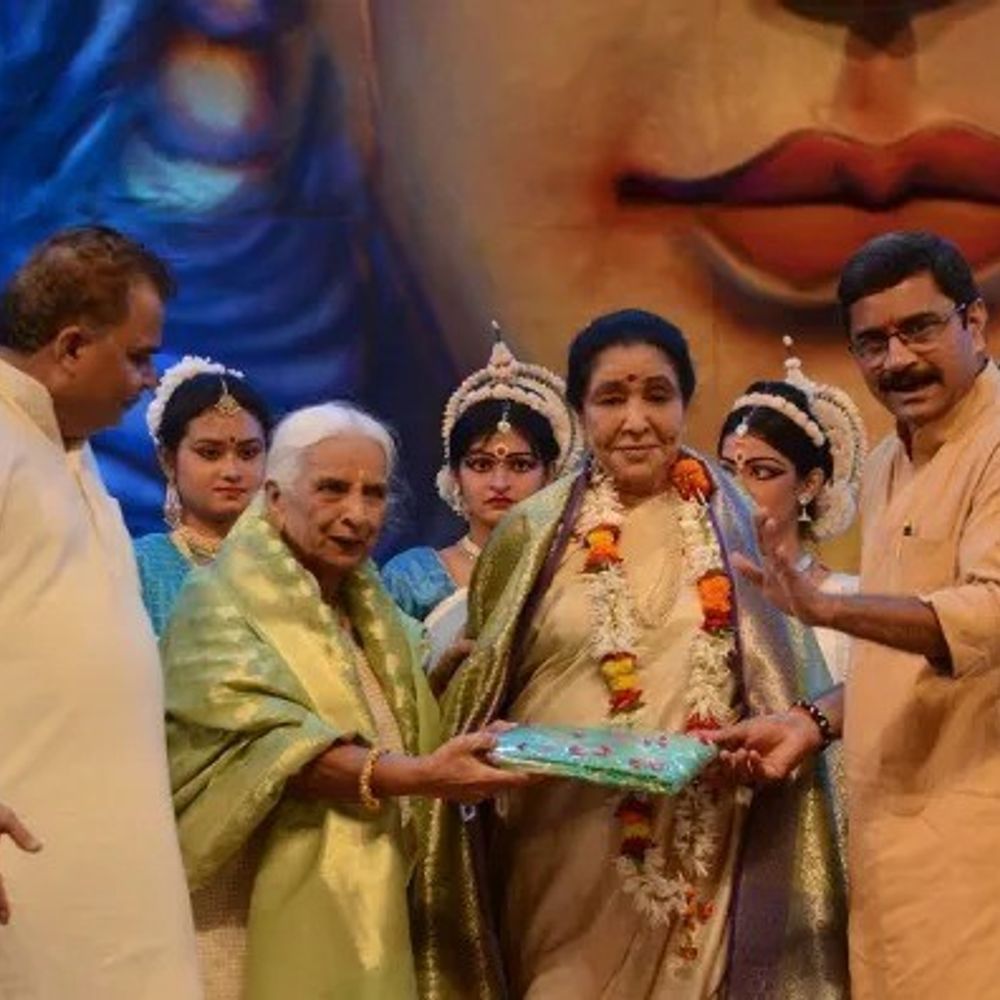 'बनारसी-साड़ी जैसा खूबसूरत है बनारस...कई जतन के बाद आ पाई':काशी में आशा भोसले की अंतिम बोल, 2017 के सुरगंगा महोत्सव में गिरिजादेवी संग प्रस्तुति