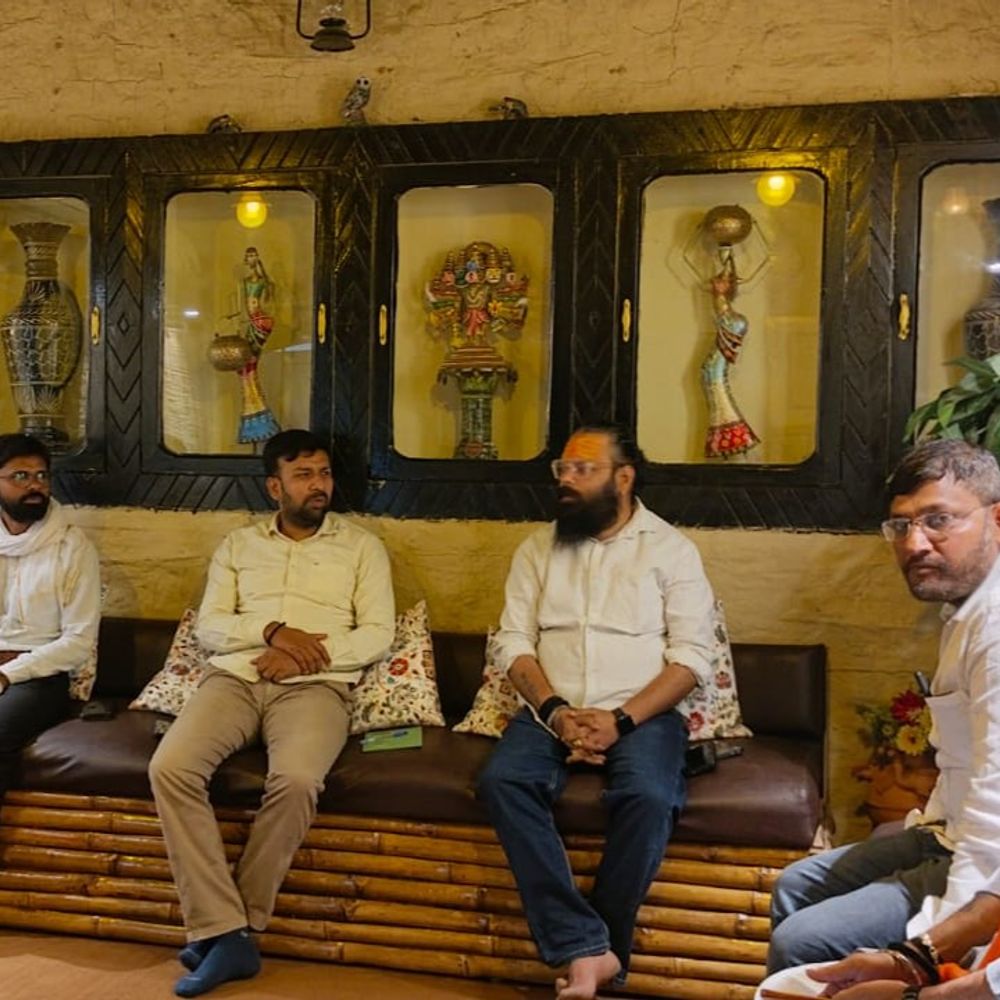 प्राइवेट स्कूलों की मनमानी के विरोध में उतरेगा अभिभावक संघ:वाराणसी में किताब-कापियों के नाम पर अभिभावकों से हो रही मनमानी वसूली, मिलेंगे DM से