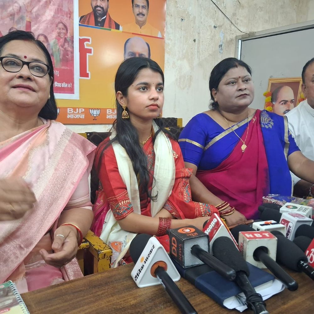 'नारी शक्ति वंदन अधिनियम से देश में आएगा बड़ा बदलाव':मुजफ्फरपुर पहुंची मैथिली ठाकुर, बोलीं- 33% महिला आरक्षण ऐतिहासिक कदम; महिलाएं हर क्षेत्र में सक्षम