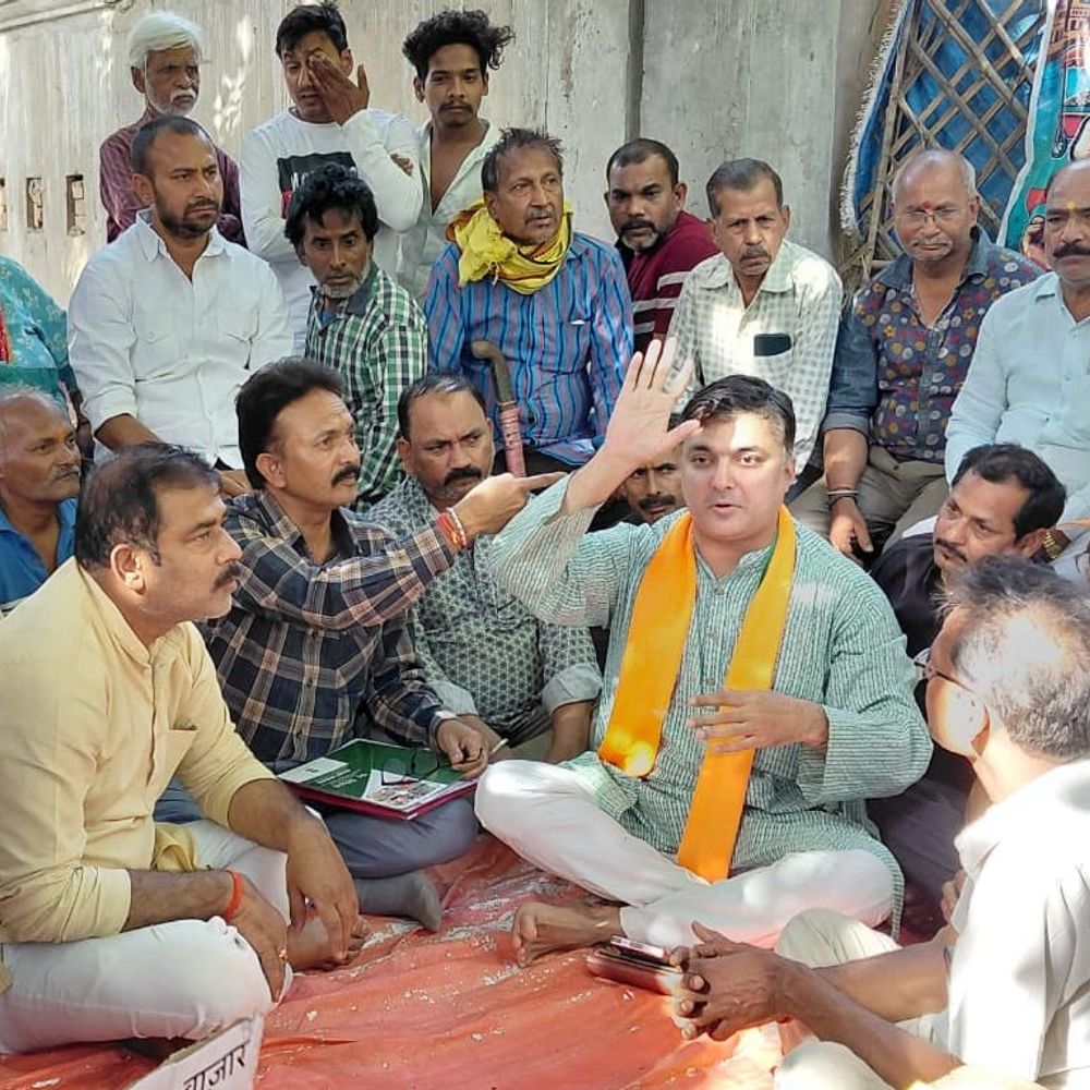 वेंडरों के साथ जमीन पर बैठे विधायक, खत्म हुआ धरना:छह दिनों से अनशन पर थे स्ट्रीट वेंडर, नगर विकास मंत्री से होगी वार्ता