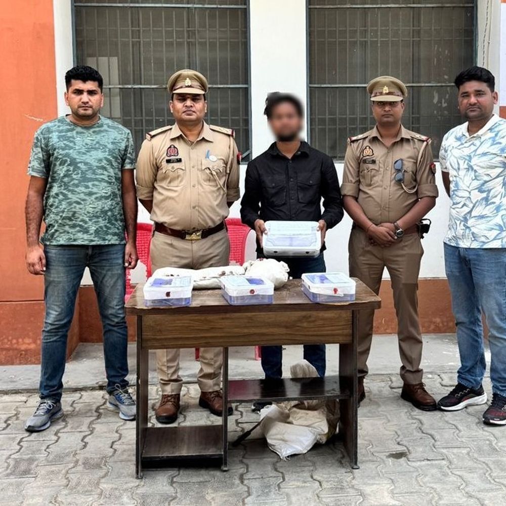 आगरा में 30 लाख की चरस के साथ तस्कर गिरफ्तार:शहर में होनी थी सप्लाई, एक आरोपी पहले ही जेल जा चुका है