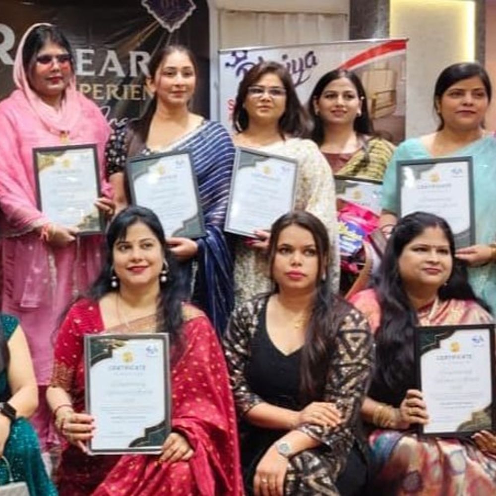 कानपुर में एम्पावरिंग वीमेन अवॉर्ड में मेकअप सेमीनार आयोजन:100 महिलाओं को दिया अवार्ड, मारवाड़ी सम्मेलन के लोग शामिल हुए