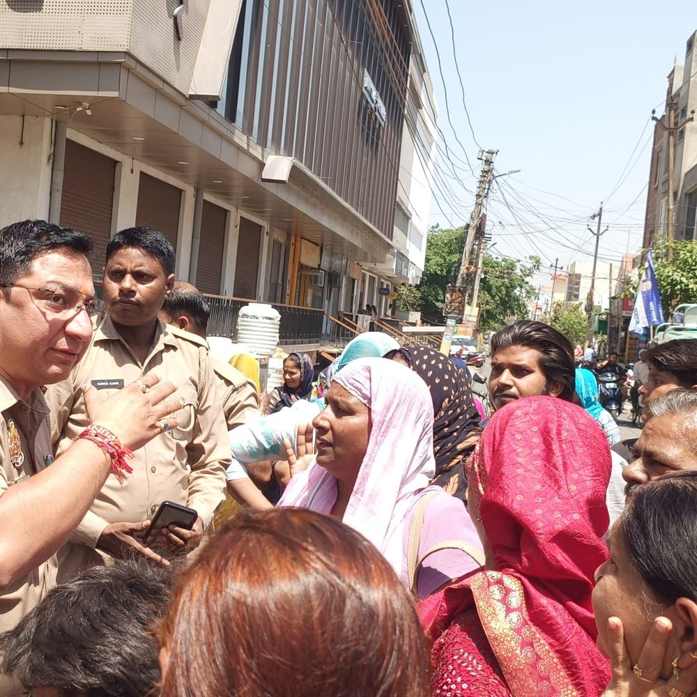 हापुड़ में स्मार्ट मीटर के विरोध में उपभोक्ताओं का हंगामा:महिलाओं ने सड़क जाम की, पुलिस ने समझाकर स्थिति संभाली