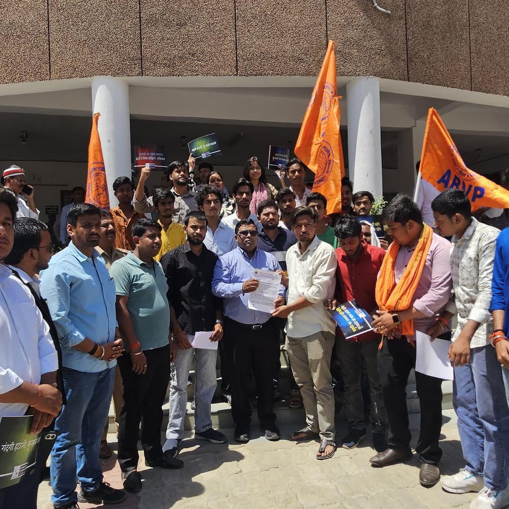 कुआनो नदी की बदहाली पर अभाविप का विरोध:प्रदूषण रोकने और मलबा हटाने के लिए प्रशासन को अल्टीमेटम