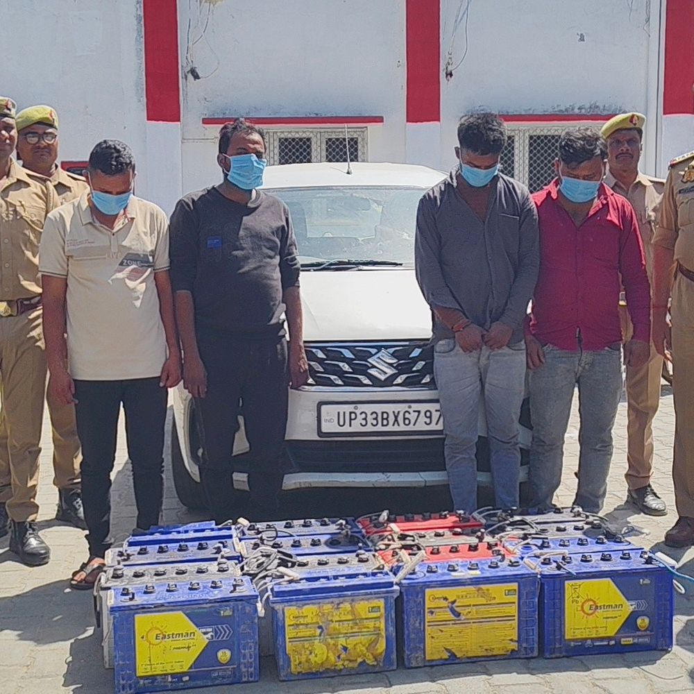 अमेठी में 'ऑपरेशन चक्रव्यूह' से चार शातिर चोर गिरफ्तार:ई-रिक्शा की 16 बैटरियां, अर्टिगा कार बरामद; एक पर 10 मुकदमे दर्ज