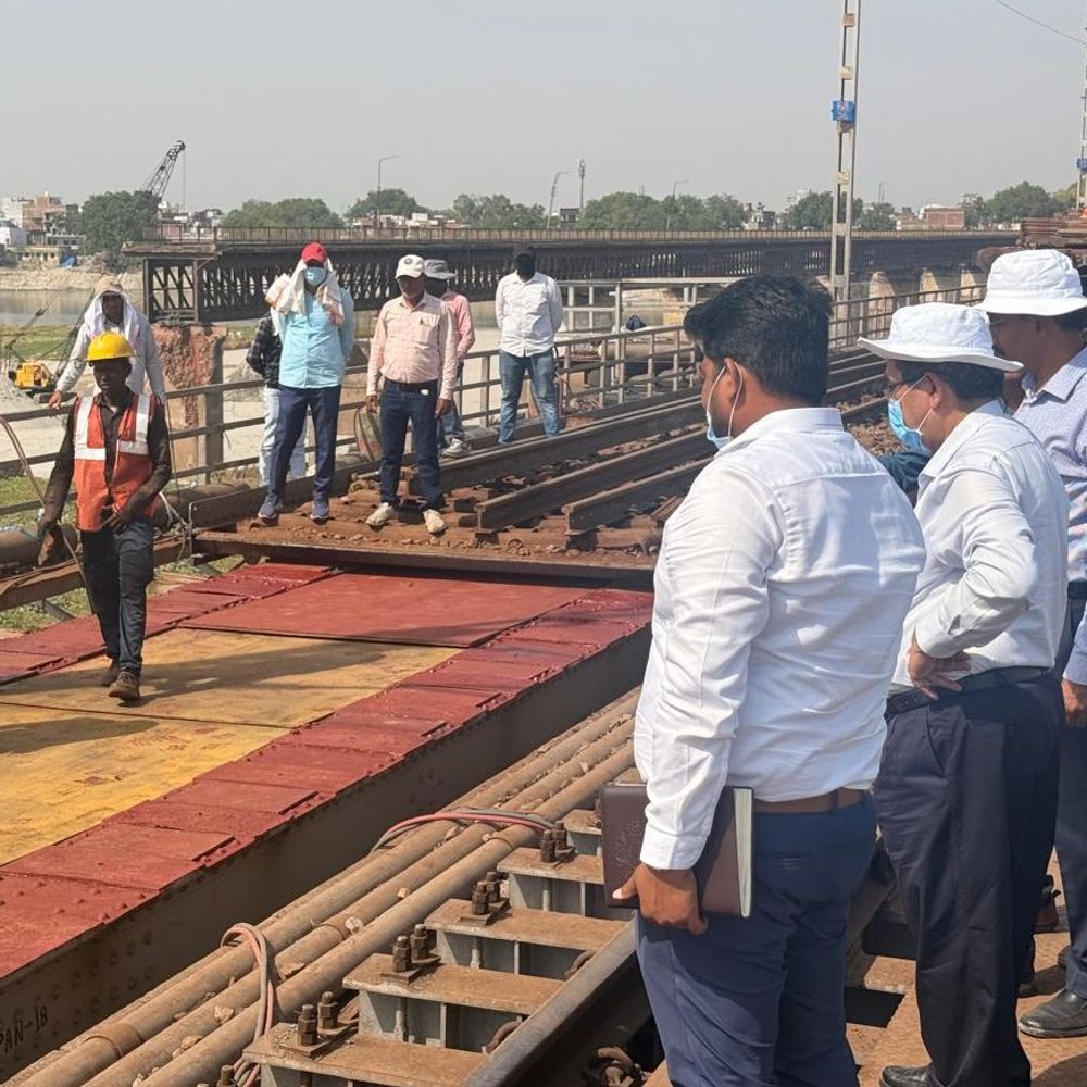 लखनऊ–कानपुर रेलखंड का महाप्रबंधक ने किया निरीक्षण:गंगा पुल पर चल रहे कार्यों की समीक्षा, स्टेशनों के विकास पर जोर