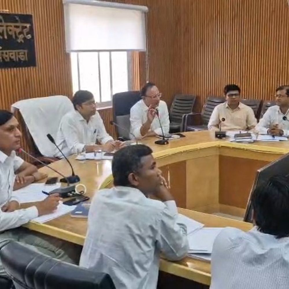 बांसवाड़ा कलेक्टर बोले- इस बार जनगणना पूरी तरह पेपरलेस होगी:तैयारियों को लेकर अफसरों की बैठक लीं, दो चरणों में होगा काम