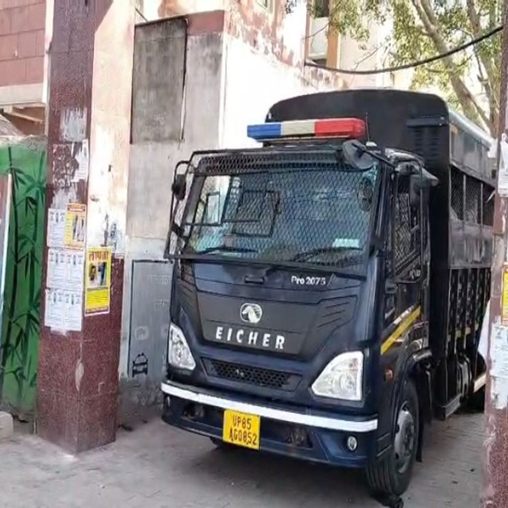 भागवत प्रवक्ता से मारपीट का मामला:कार सवार पर्यटकों ने जमकर चलाए लात घूंसे,महिलाओं ने पकड़े बाल - हमले का CCTV वीडियो आया सामने