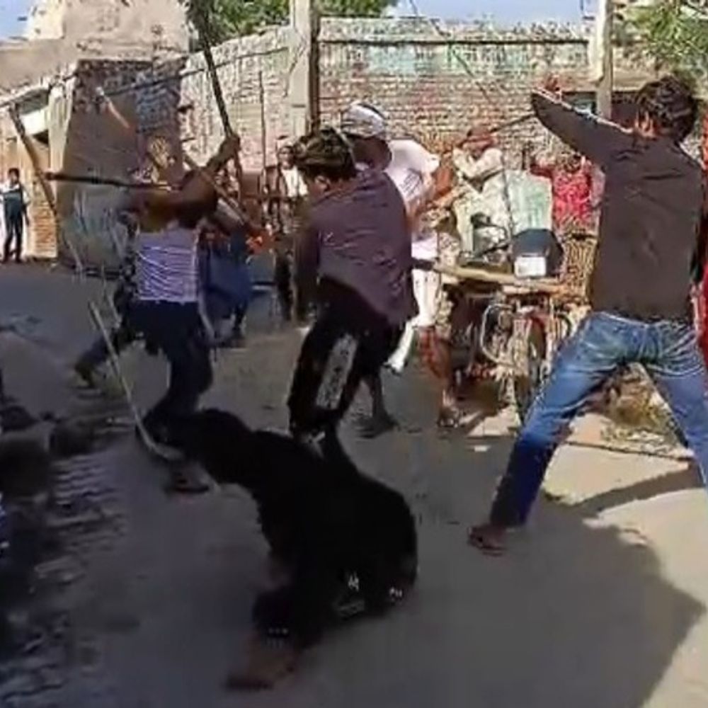 मथुरा में ट्रैक्टर निकालने को लेकर दो पक्षों में झगड़ा:एक-दूसरे पर लाठी-डंडों से हमला किया, खुलेआम की फायरिंग हुई