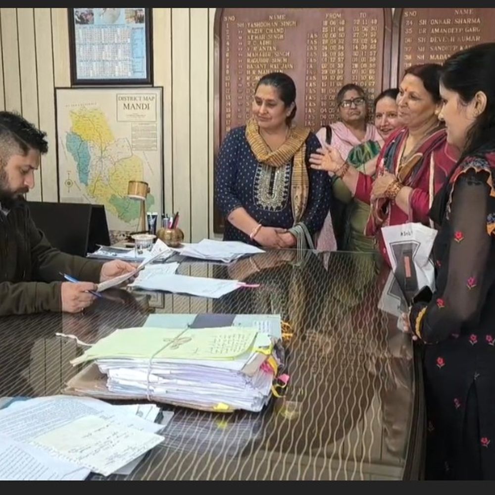 मंडी में मंदिर के पास खुले शराब ठेके का विरोध:  महिलाओं ने डीसी से बंद या स्थान बदलने की मांग की, सुरक्षा का मुद्दा उठाया – Mandi (Himachal Pradesh) News