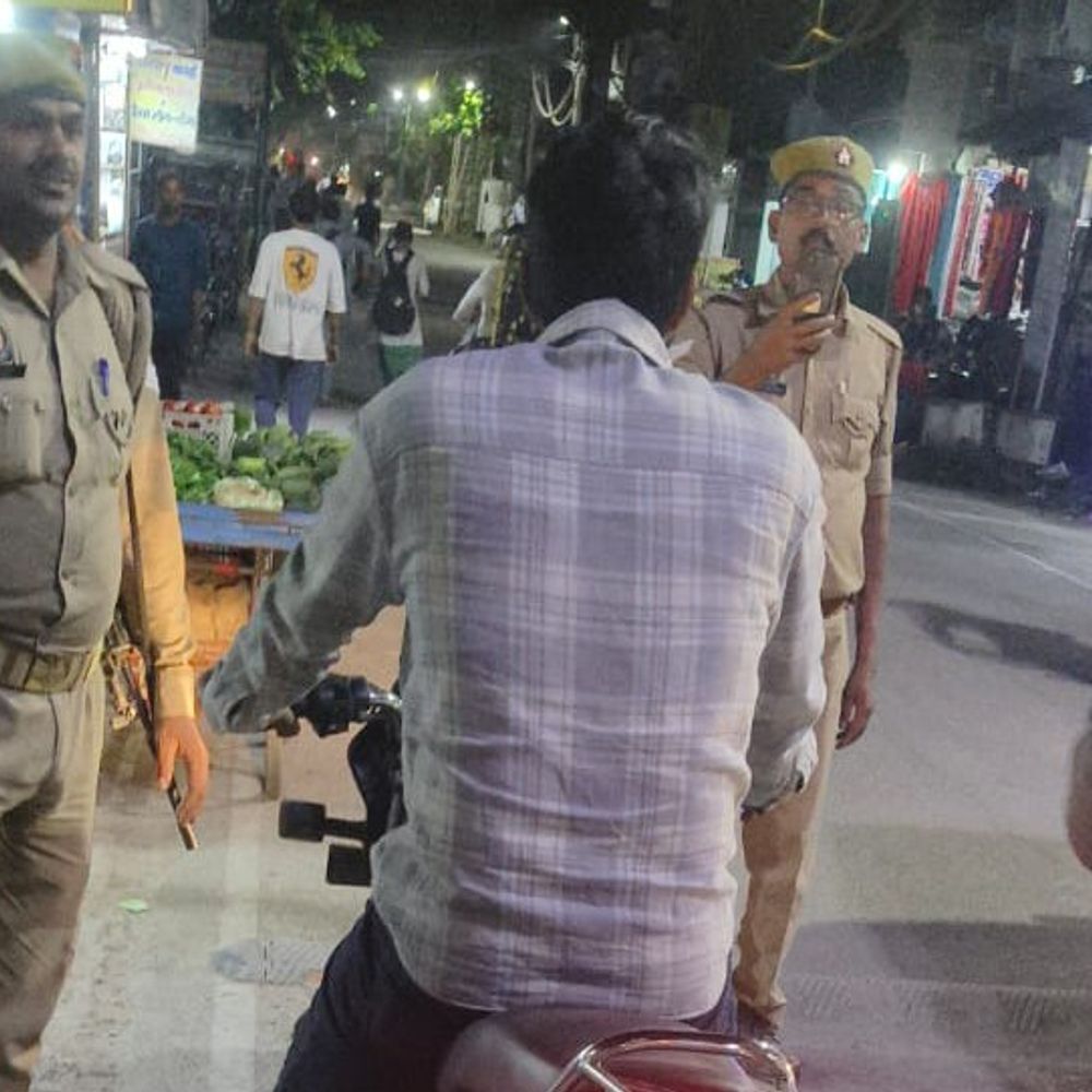 मऊ में 427 वाहनों का चालान, एक वाहन सीज:यातायात नियमों के उल्लंघन पर 45 टीमों ने की 1500 संदिग्धों की जांच