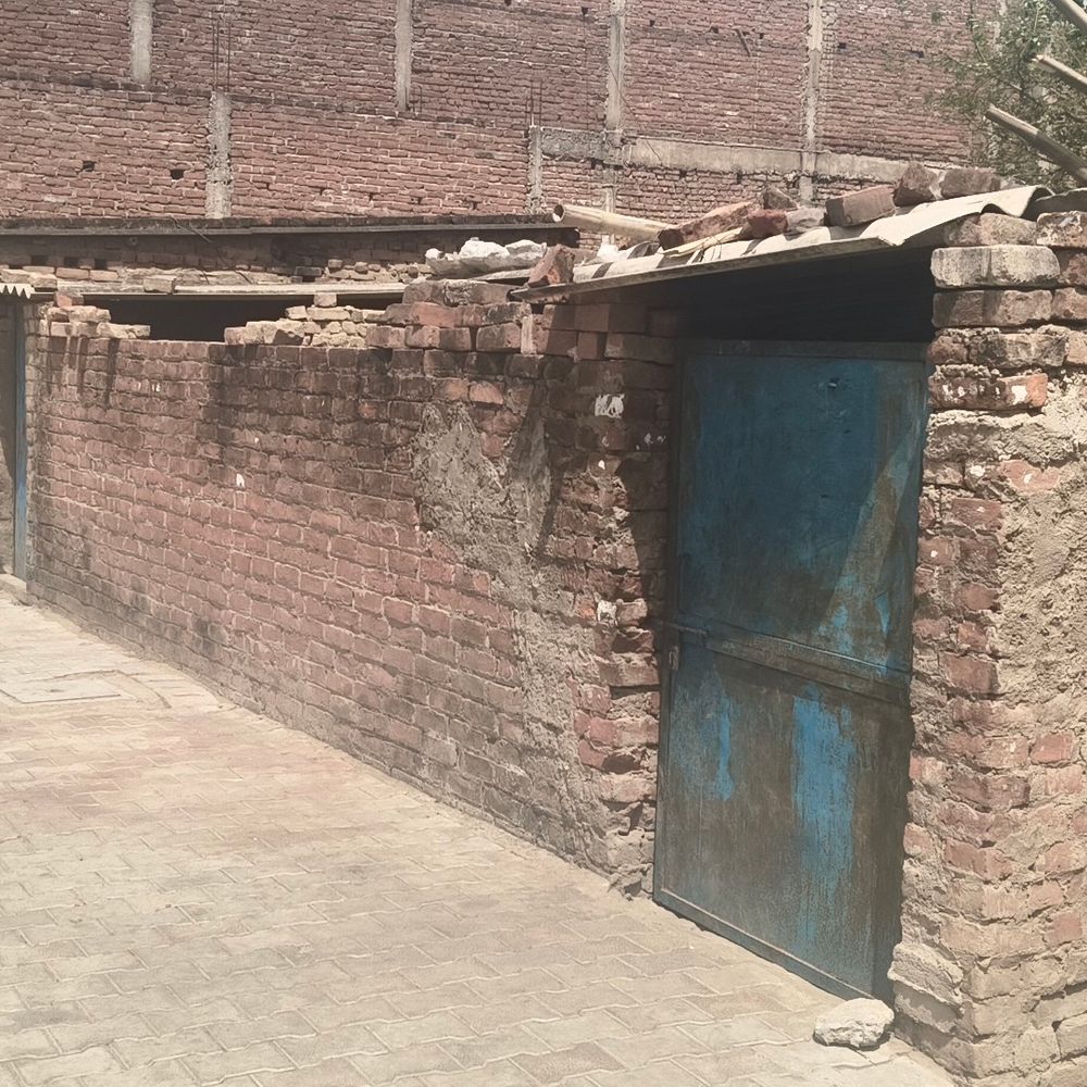 अधिवक्ता हत्याकांड के मुख्य आरोपी के मकान की नाप शुरू:नानी की हत्या कर जमीन कब्जाने का है आरोप, प्रशासन कर रहा जांच