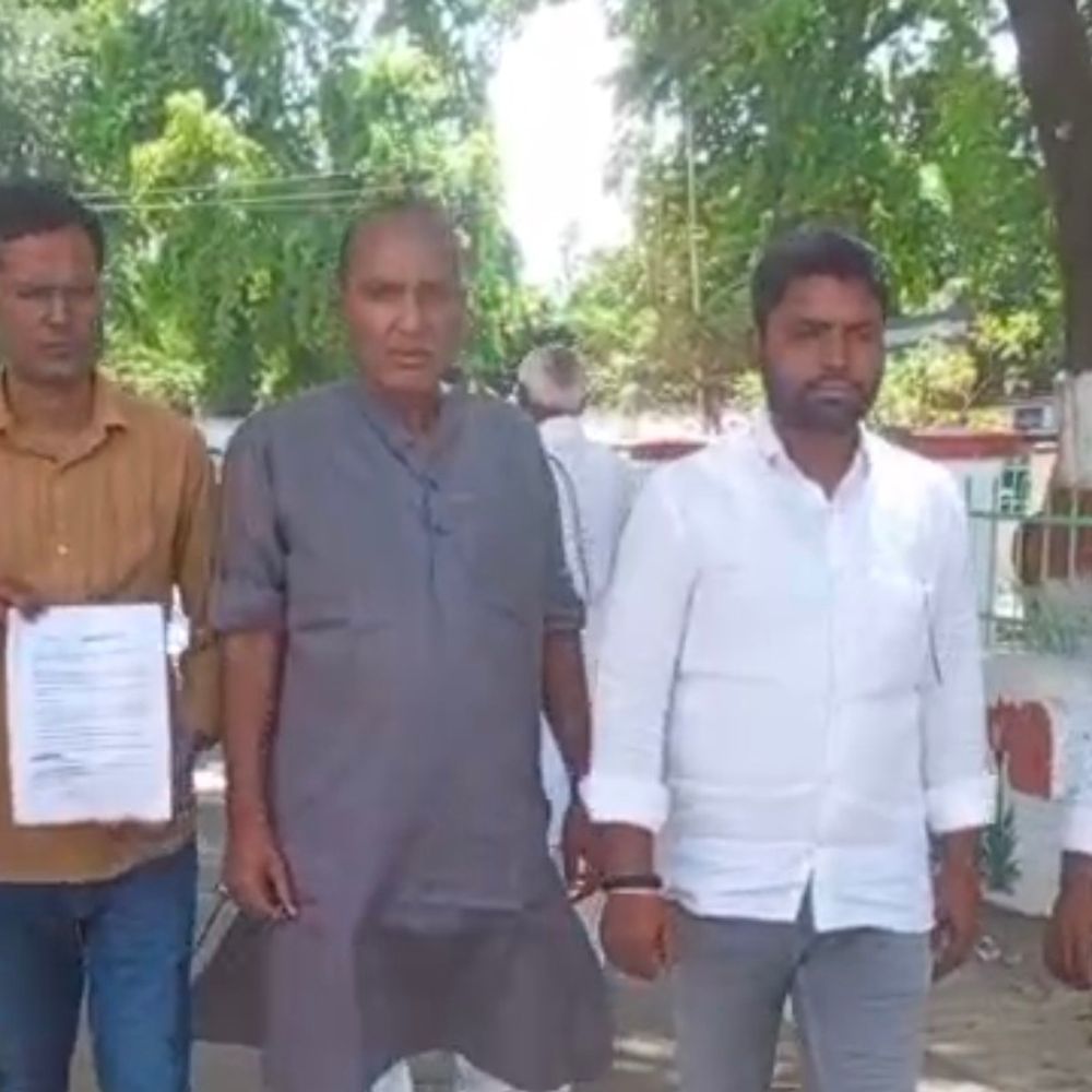 निजी स्कूलों की मनमानी फीस पर कार्रवाई की मांग:बलिया में छात्र नेताओं ने डीएम को सौंपा ज्ञापन