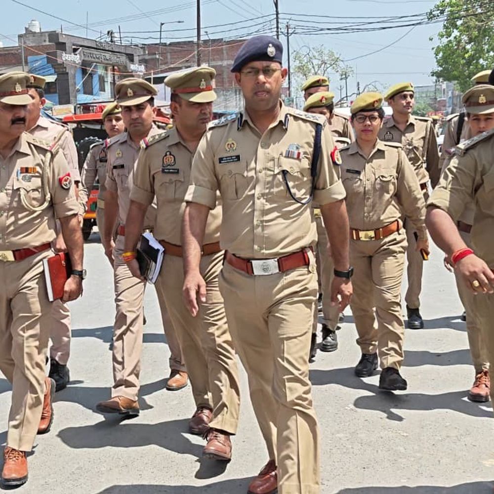 मैनपुरी में एसपी ने थाने का निरीक्षण किया:फरियादियों की समस्या हल करने के दिए निर्देश, अतिक्रमण मिलने पर जताई नाराजगी