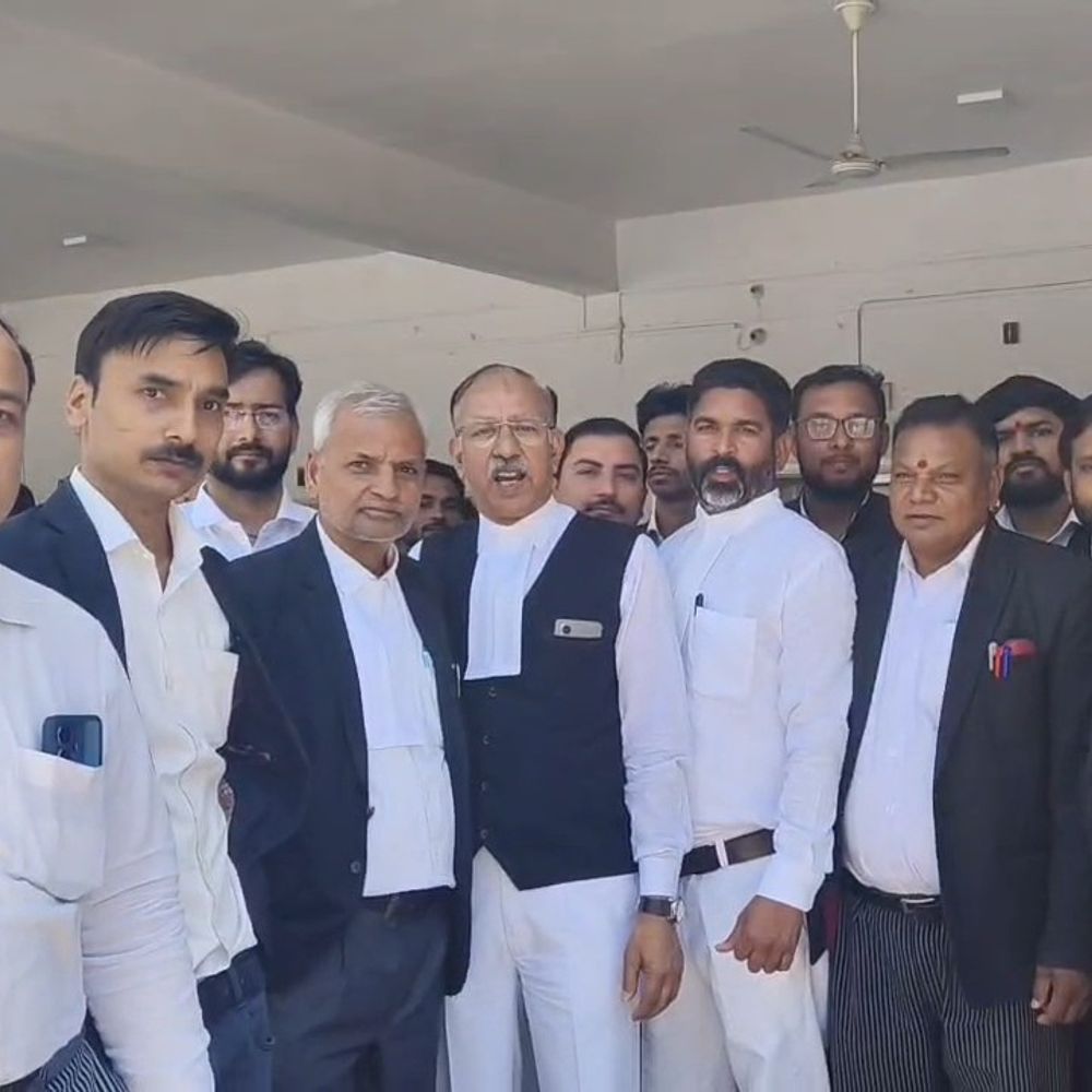 फर्रुखाबाद में अधिवक्ताओं ने मिर्जापुर की घटना पर विरोध जताया:आरोपियों की गिरफ्तारी की मांग, टहलते समय हुई थी हत्या