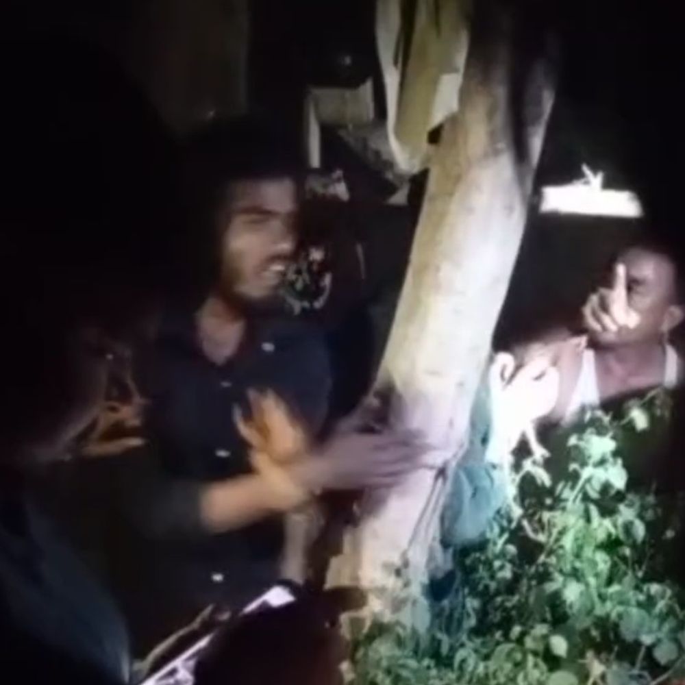 देवरिया में दो युवकों को पेड़ से बांधकर पीटा, VIDEO:सजावट के लिए पेड़ की टहनी लेने गए थे, चोर समझकर पीटा, 4 पर केस दर्ज