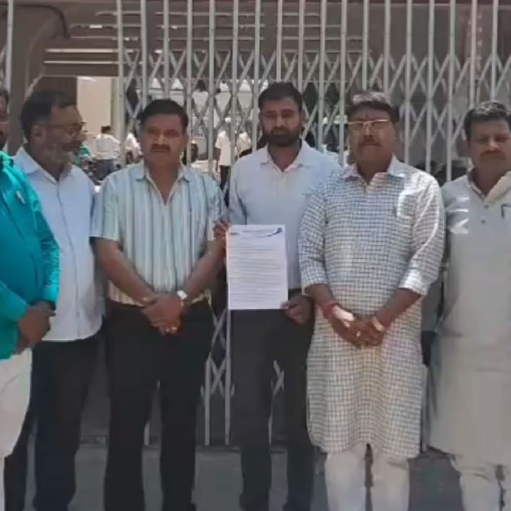 देवरिया जिला अस्पताल की मोर्चरी बदहाल:AC नहीं, दुर्गंध से परेशान लोग; सुधार को लेकर DM को सौंपा ज्ञापन