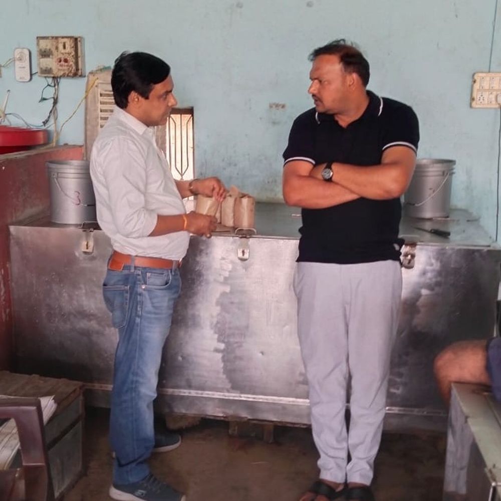 मथुरा में अवैध मिठाई फैक्ट्री पर छापा:अस्वास्थ्यकर परिस्थितियों में बन रही डोडा बर्फी, सामग्री सीज