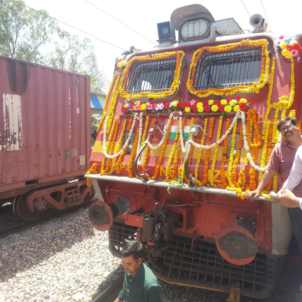 बदायूं को दिल्ली से सीधी ट्रेन सेवा मिली:केंद्रीय राज्य मंत्री ने हरी झंडी दिखाकर किया शुभारंभ