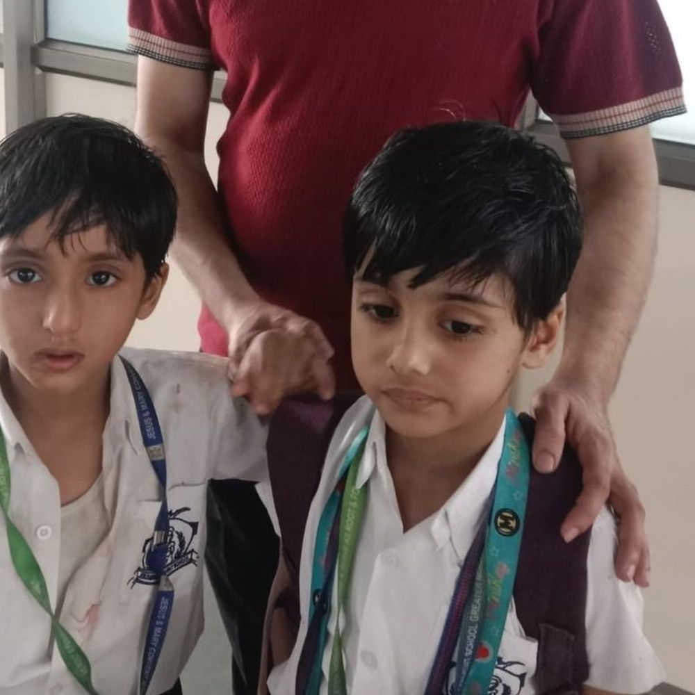 यूपी की बड़ी खबरें:ग्रेटर नोएडा में 2 स्कूल बसों की आमने-सामने टक्कर, 8 बच्चे और चालक घायल