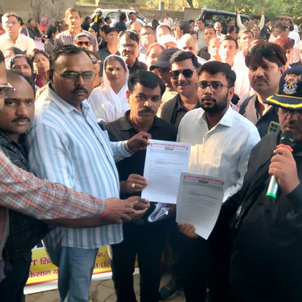 एटा में शिक्षकों का टेट अनिवार्यता के विरोध में मशाल:सुप्रीम कोर्ट के आदेश के खिलाफ PM और शिक्षा मंत्री को ज्ञापन