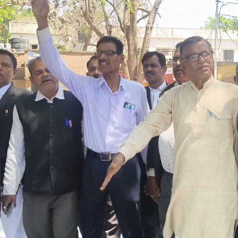 बुंदेलखंड समिति ने राज्यपाल को सौंपा ज्ञापन:बांदा में अधिवक्ताओं की 11 सूत्रीय मांगों पर कार्रवाई की मांग