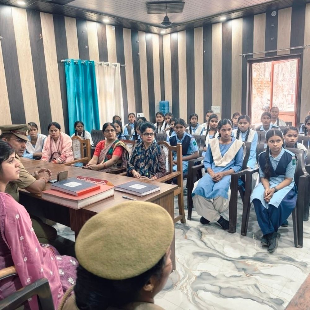 गोंडा में नारी शक्ति वंदन सम्मेलन कार्यक्रम का आयोजन:स्कूली बच्चियों को थानों में बुलाकर सुनाया गया भाषण, थानाध्यक्ष बोलीं- अपराधियों की खैर नहीं