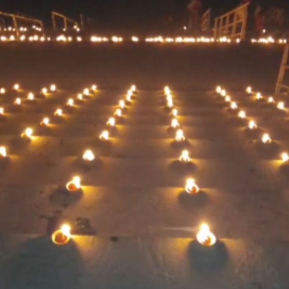 अम्बेडकर जयंती की पूर्व संध्या पर गंगा तट पर दीपोत्सव:मिर्जापुर में हजारों दीपों से जगमगाया घाट, सपा छात्र सभा ने किया आयोजन