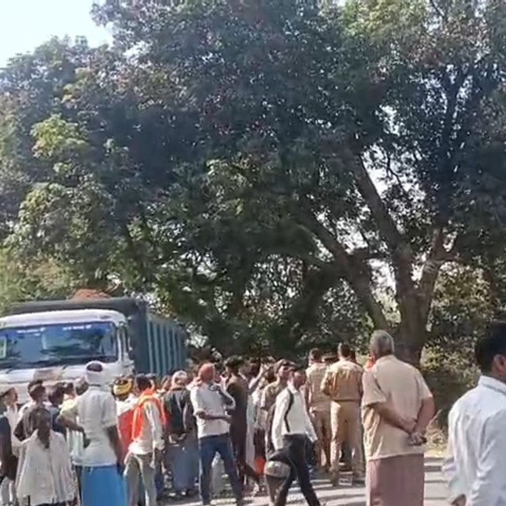 चंदौली में डंपर की टक्कर से बुजुर्ग की मौत:ग्रामीण आक्रोशित, चकिया-मुगलसराय मार्ग जाम