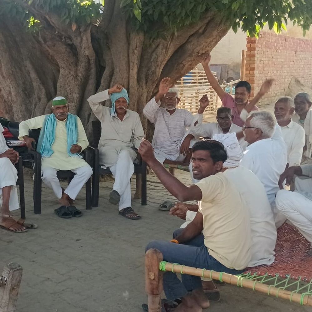 औद्योगिक गलियारे के लिए जमीन अधिग्रहण का विरोध:संभल में भटोला पंचायत में किसानों ने कहा- 'एक इंच जमीन नहीं देंगे'