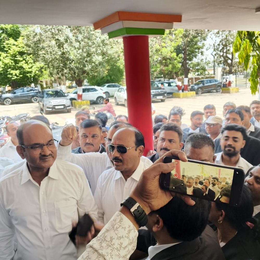 मिर्जापुर के अधिवक्ता की हत्या का मामले में प्रदर्शन:महराजगंज में विरोध में अधिवक्ताओं ने की नारेबाजी, राज्यपाल को भेजा ज्ञापन