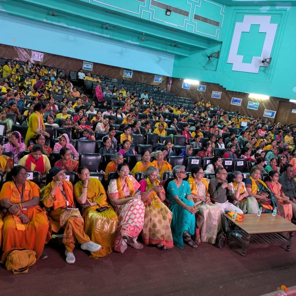 लखनऊ में 251 गर्भवती महिलाओं का गर्भोत्सव संस्कार:अखिल विश्व गायत्री परिवार ने किया आयोजन, संस्कारवान पीढ़ी निर्माण पर चर्चा