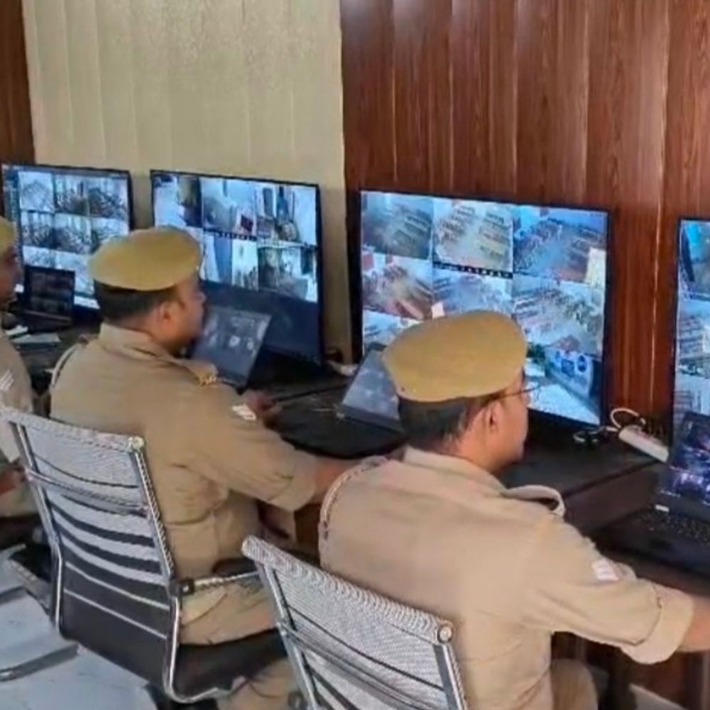 अमेठी में 72 स्थानों पर हाईटेक कैमरे लगे:सड़क हादसों, संदिग्ध गतिविधियों पर 24 घंटे कमांड सेंटर से निगरानी