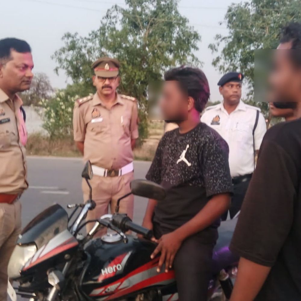 यातायात विभाग ने 238 वाहनों का चालान किया:भदोही में बिना हेलमेट, सीट बेल्ट और ब्लैक फिल्म पर कार्रवाई