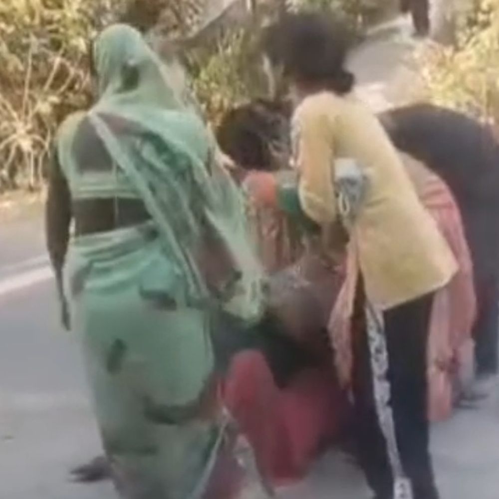 अंबेडकरनगर में दबंगों ने घर में घुसका किया हमला:जमकर बरसाए लाठी-डंडे, मां-बेटे सेत 3 घायल, VIDEO आया सामने, 5 पर केस