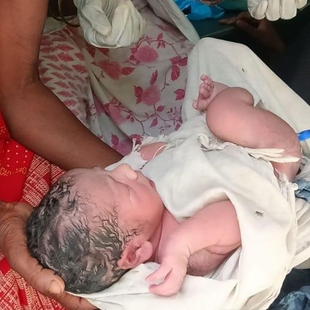 फतेहपुर में ईएमटी ने कराया एंबुलेंस में सुरक्षित प्रसव:जच्चा-बच्चा को इलाज के लिए स्वास्थ्य केंद्र में भर्ती कराया