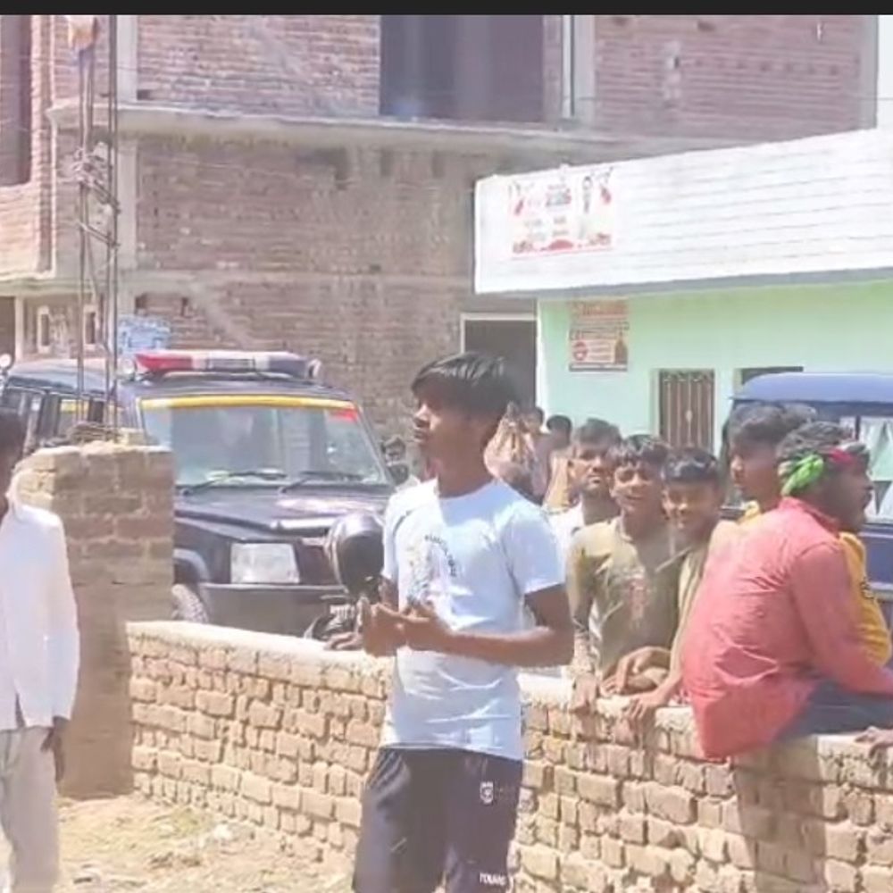 बरेली में बिना अनुमति अंबेडकर मूर्ति लगाने की कोशिश:पुलिस ने समझा कर रुकवाया काम, खुदाई कर चबूतरा बनाने की हो रही थी तैयारी