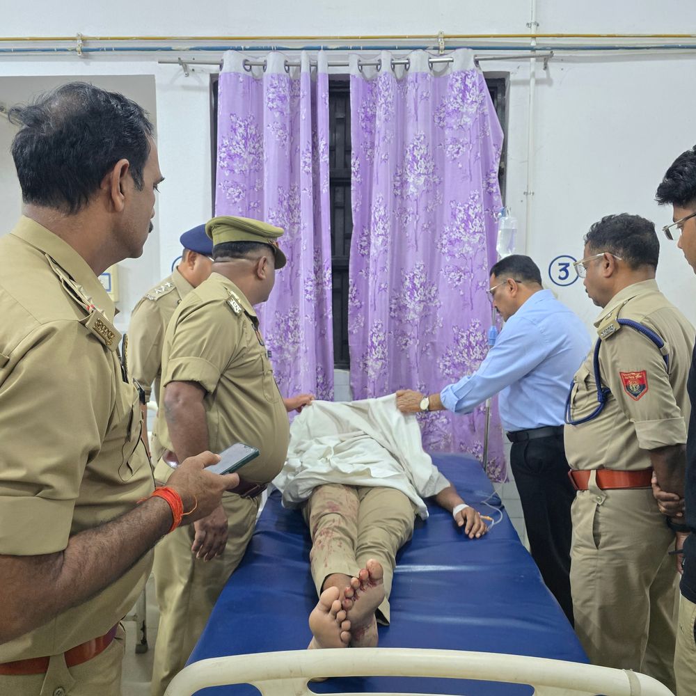 मऊ में ड्यूटी पर तैनात सिपाही को लगी गोली:राइफल रखते समय हुआ हादसा, वाराणसी रेफर