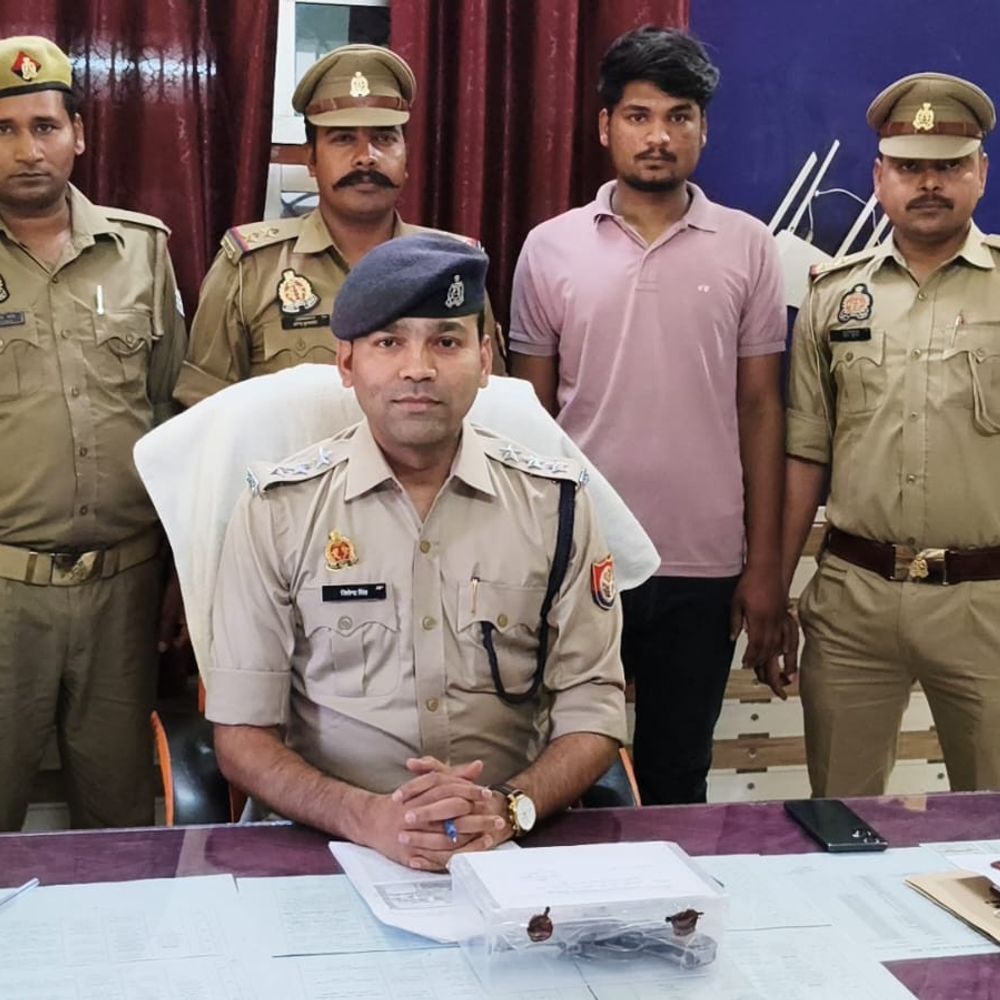 घर में घुसकर फायरिंग करने वाला आरोपी गिरफ्तार:अवैध तमंचा बरामद, पुलिस अन्य फरार आरोपियों की तलाश में