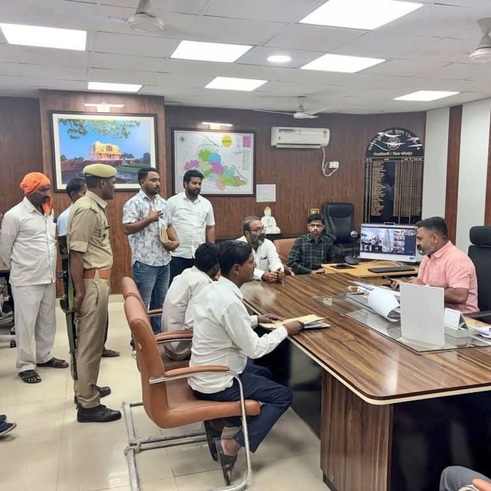 कुशीनगर में 272 ग्रामीणों को आवंटित पट्टे पर कब्जा नहीं:अजय लल्लू ने DM को ज्ञापन सौंपकर सरकार पर साधा निशाना