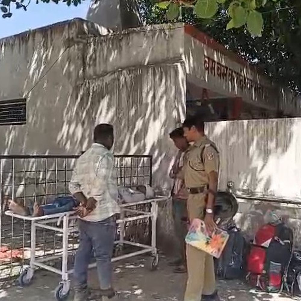 गंगा पुल पर चलती ट्रेन से युवक गिरा, हालत गंभीर:मसाला थूकने के दौरान संतुलन बिगड़ा, सूरत एक्सप्रेस से सफर कर रहा था