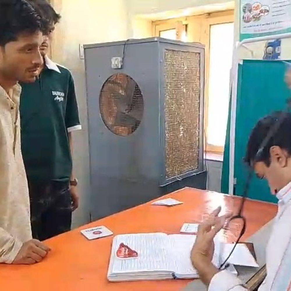 उन्नाव जिला अस्पताल में मरीजों की भारी भीड़:बदलते मौसम से बढ़ी बीमारियां, दोपहर तक 1 हजार से अधिक पंजीकरण