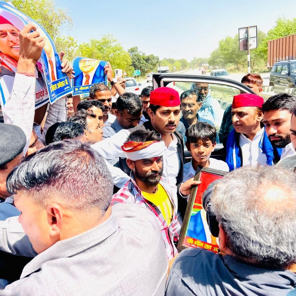 सपा नेता ने अखिलेश यादव को सौंपा पत्र:अमेठी में नरहरपुर विवाद में प्रशासन पर उत्पीड़न का आरोप