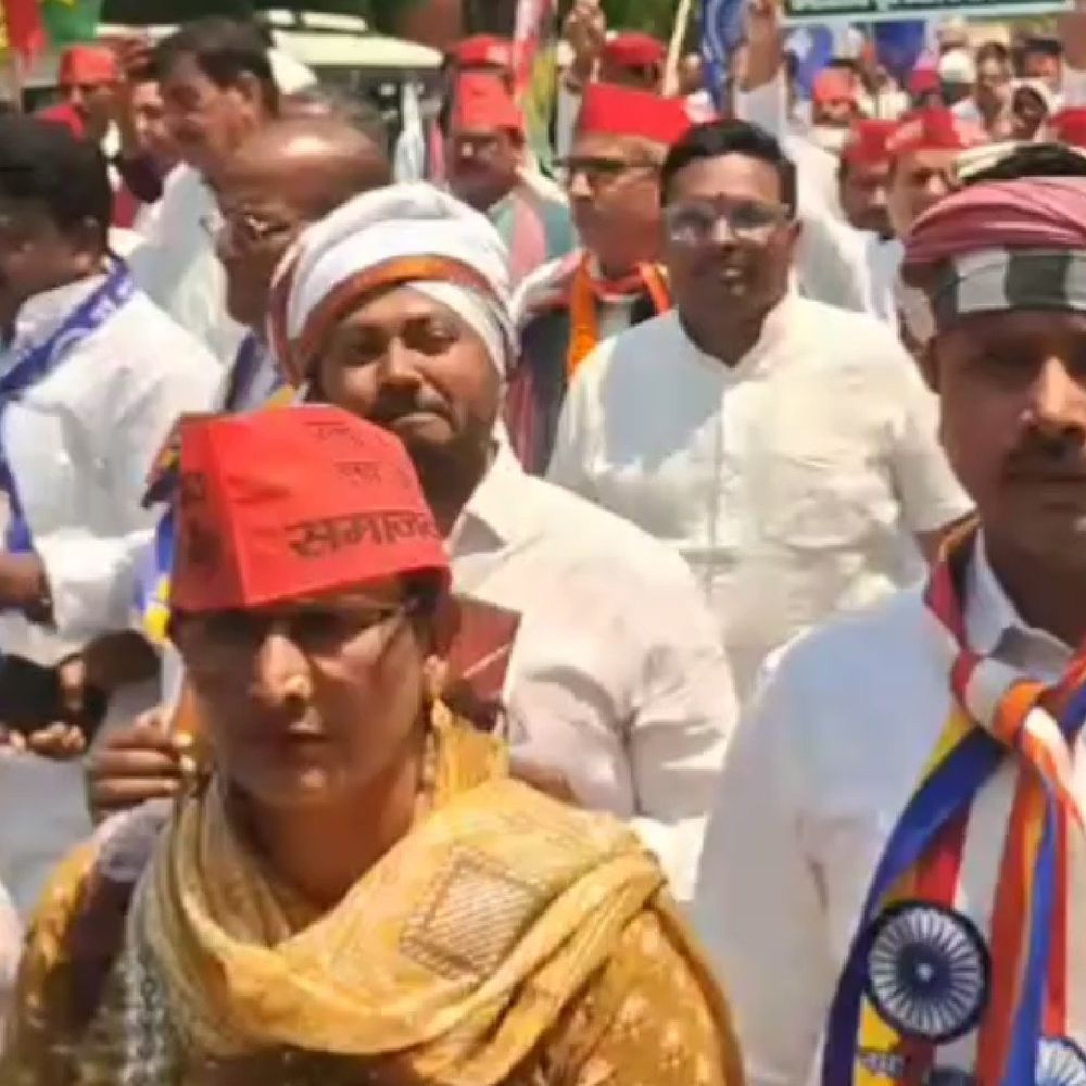 सपा ने देवरिया में निकाली संविधान बचाओ पदयात्रा:अंबेडकर जयंती पर लोगों को संविधान के प्रति जागरूक
