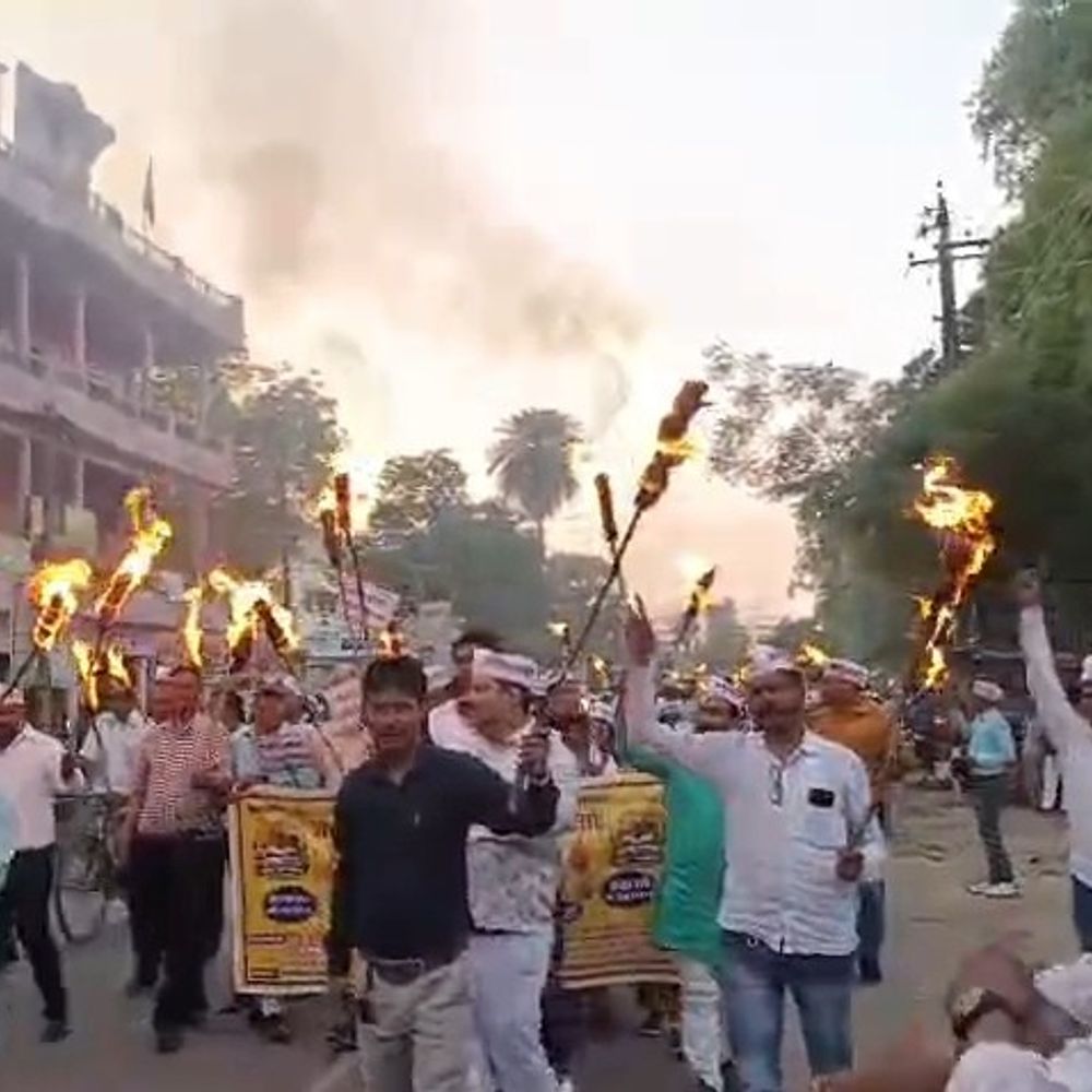 TET अनिवार्यता के विरोध में शिक्षकों का प्रदर्शन:उन्नाव में मशाल जुलूस निकालकर कानून वापस लेने की मांग