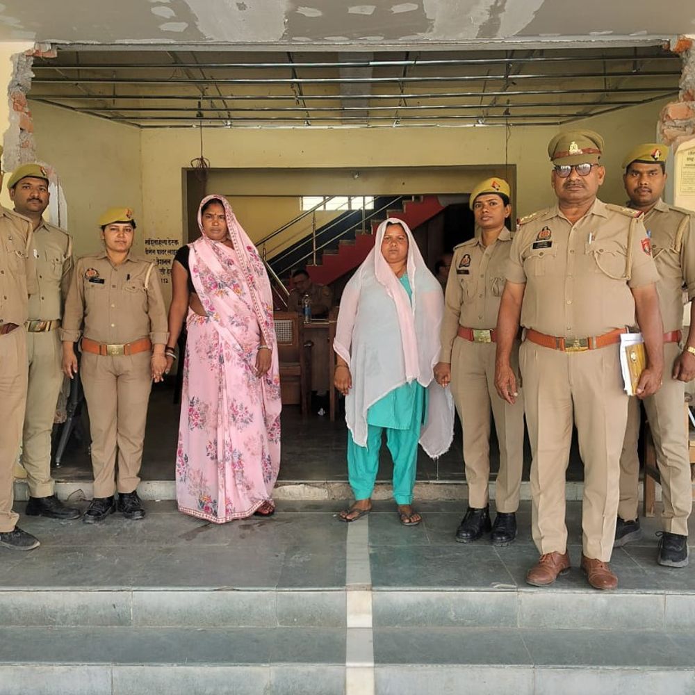 सोनभद्र पुलिस ने मानव तस्करी गिरोह का पर्दाफाश किया:काम दिलाने के बहाने युवती को 1.20 लाख में बेचा, दो महिलाएं गिरफ्तार