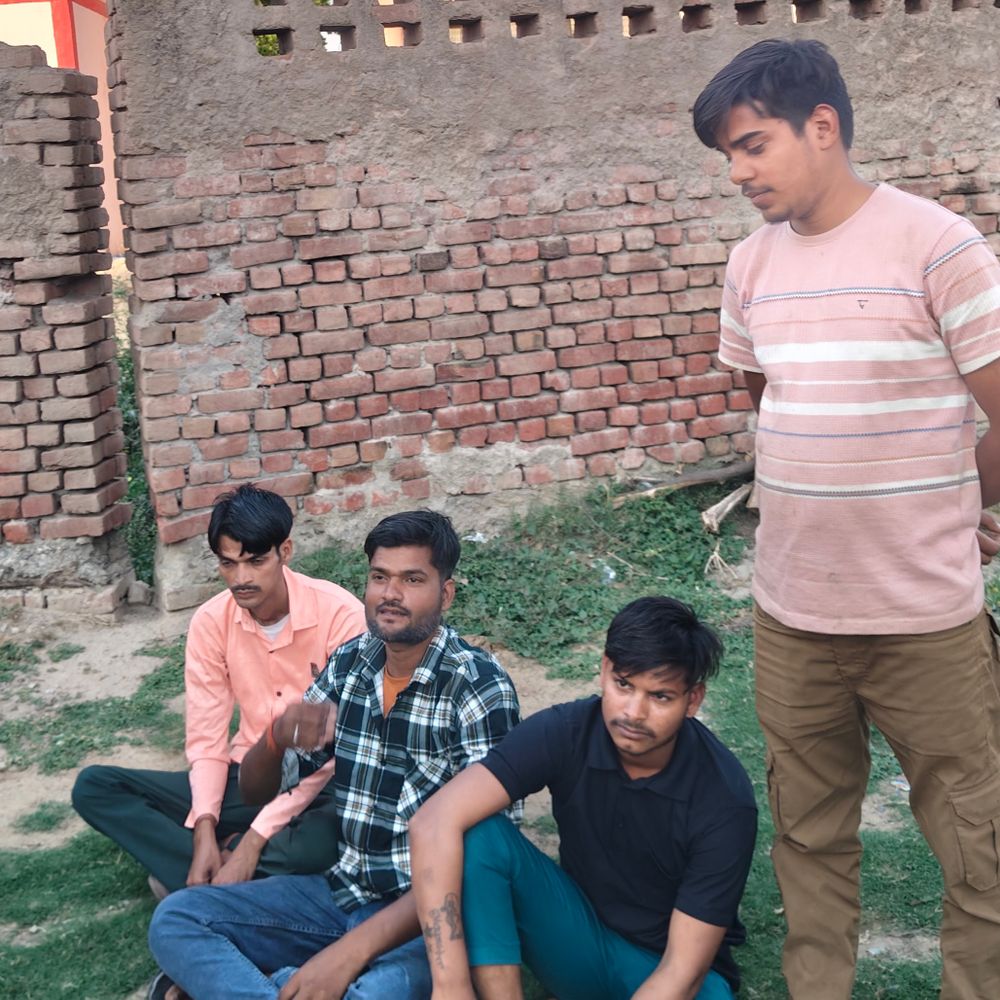 चुनरी फंसने से बाइक से गिरी छात्रा की मौत:हाथरस में स्कूल से घर लौटते समय पिछले पहिए में फंसने से संतुलन बिगड़ने से गिरी